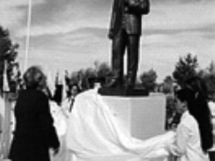 Αποκαλυπτήρια ανδριάντα Φώτη Πίττα, ο οποίος κοσμεί την είσοδο του Σχολείου